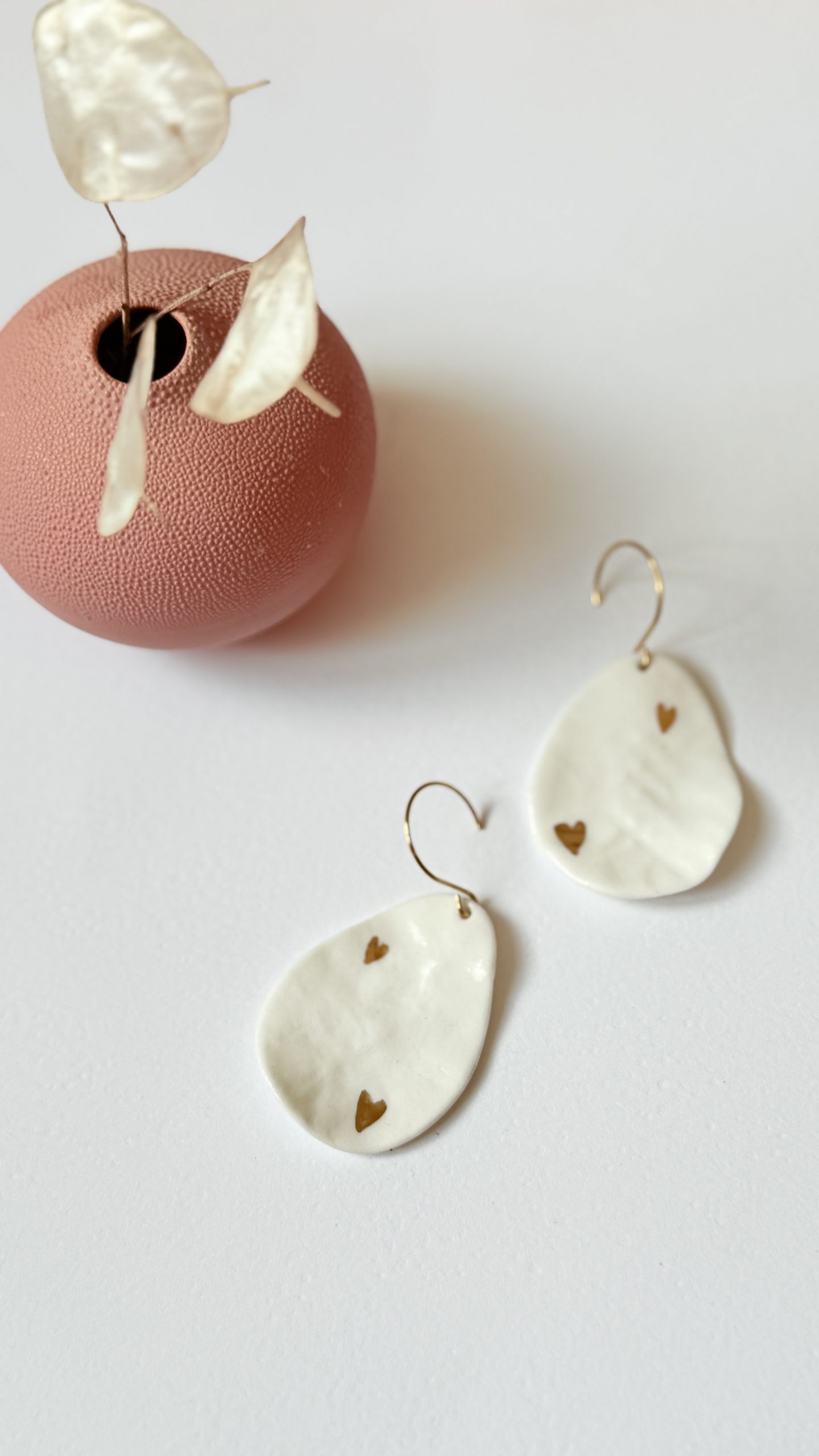 Boucles d’oreilles Nuage amoureux en porcelaine blanche – Image 4