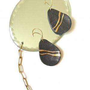 Boucles d’oreilles La Terre Dorée – porcelaine noire