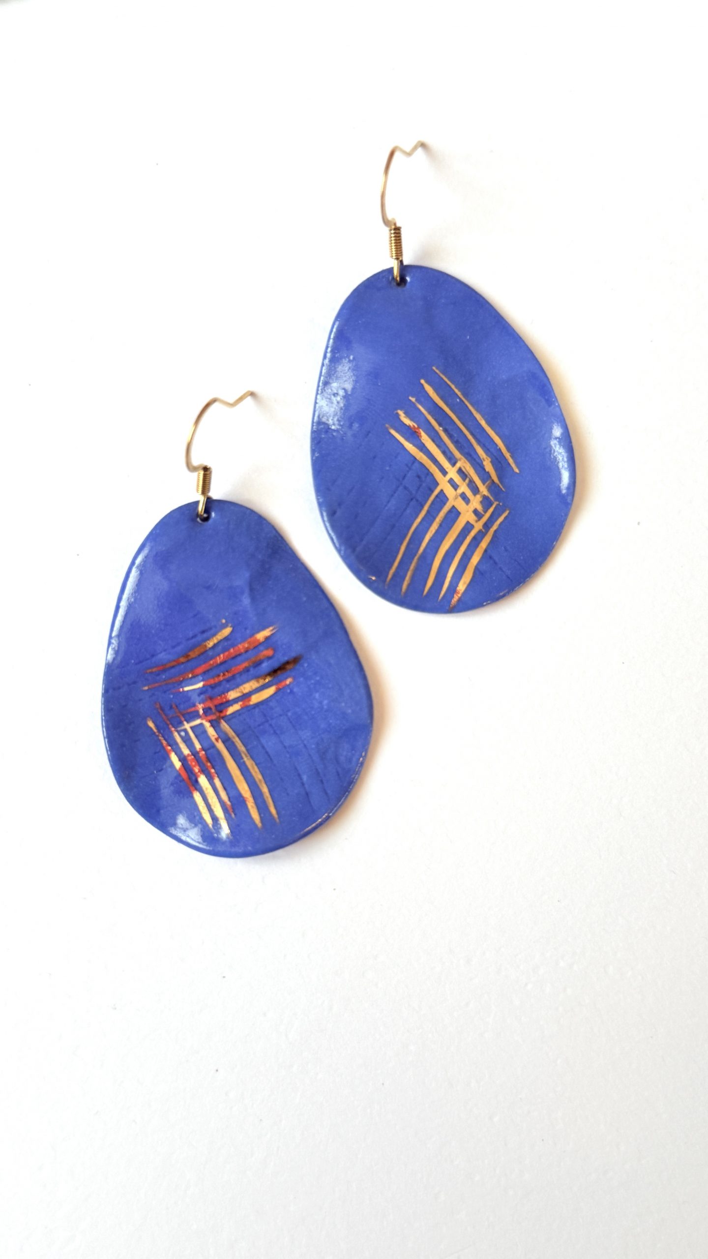 Boucles d’oreilles La Tempête Bleue en porcelaine bleu – Image 3