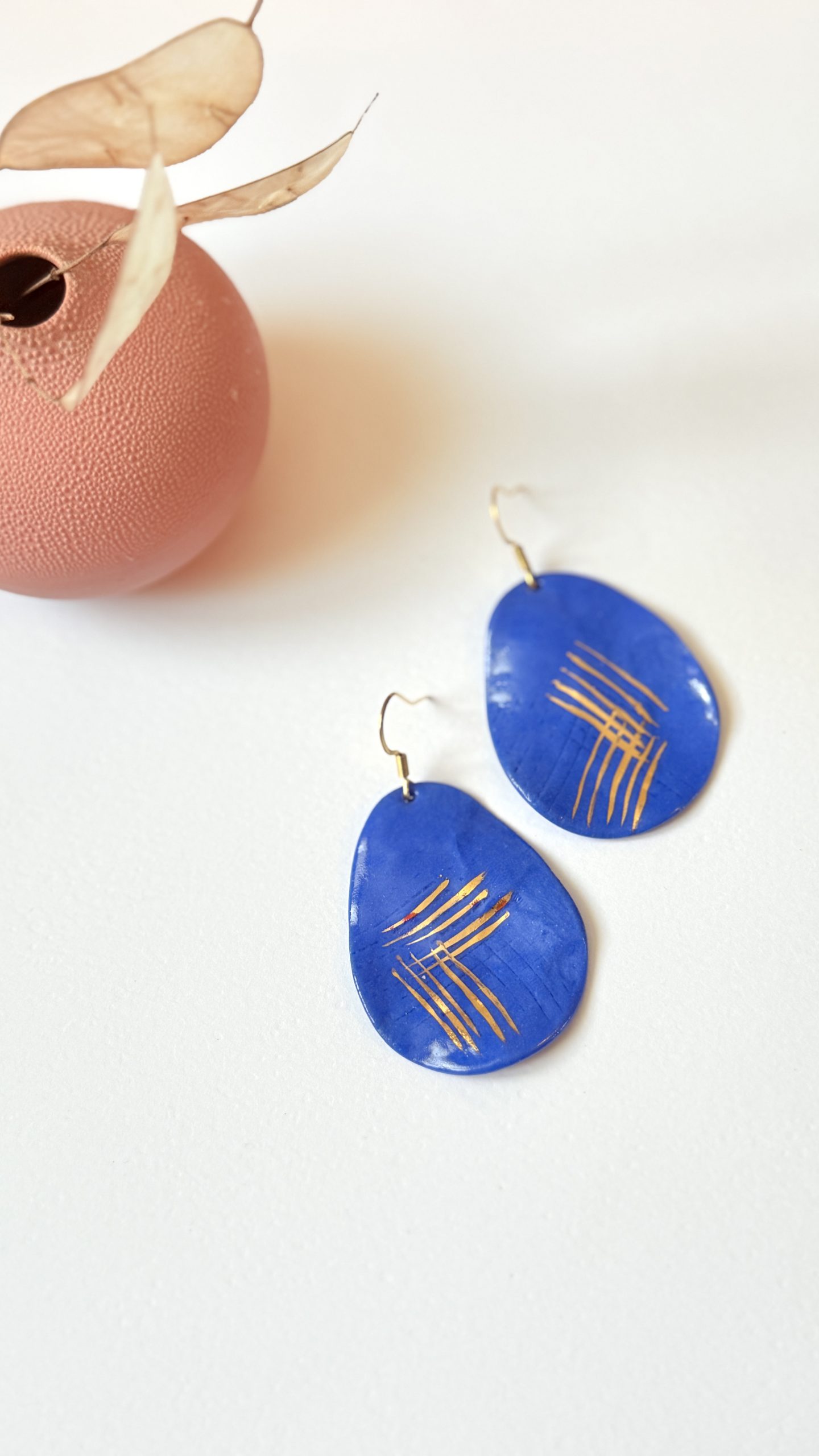 Boucles d’oreilles La Tempête Bleue en porcelaine bleu – Image 2