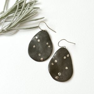 Boucles d’oreilles La Terre argentée – porcelaine noire