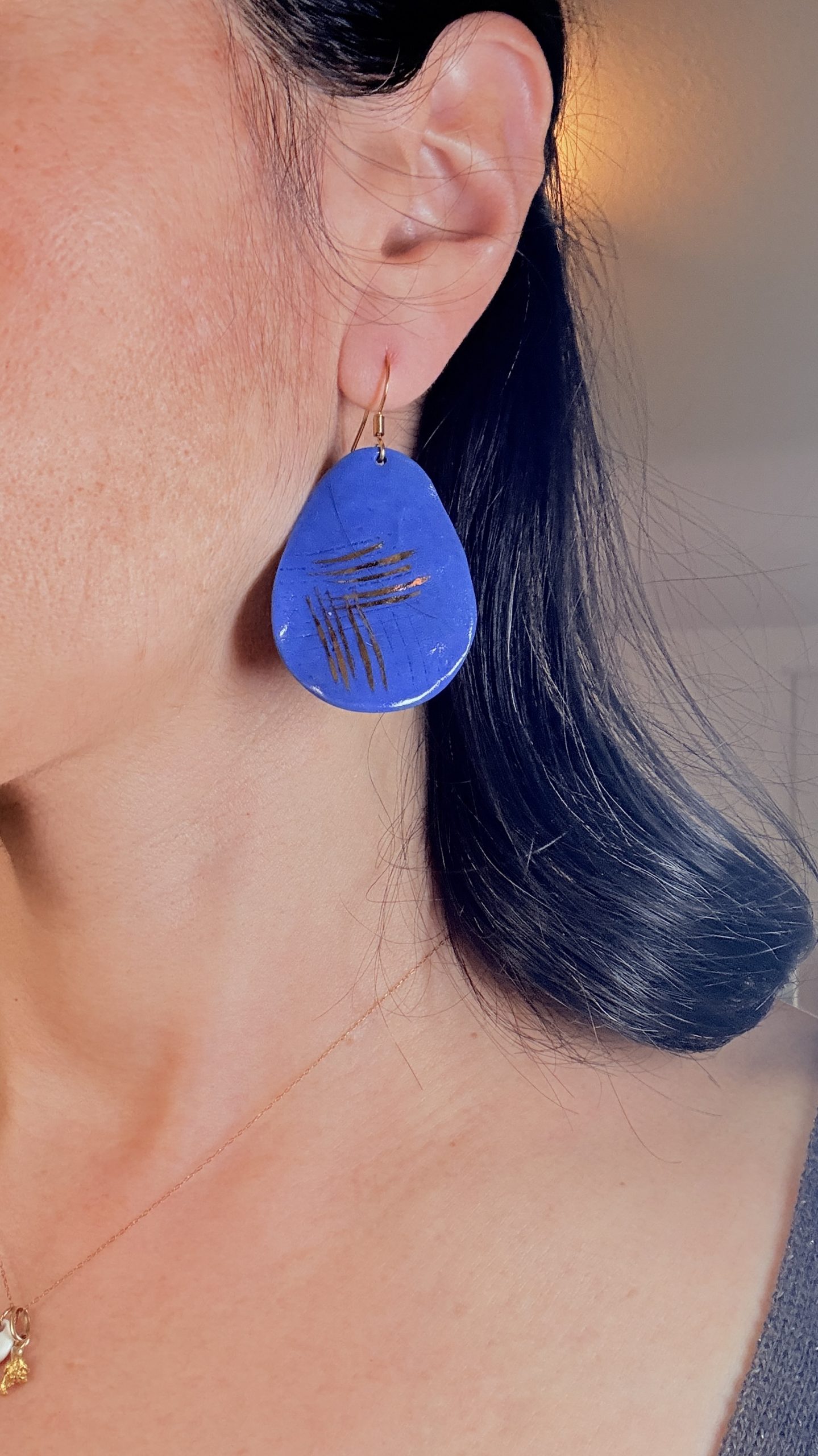 Boucles d’oreilles La Tempête Bleue en porcelaine bleu – Image 6