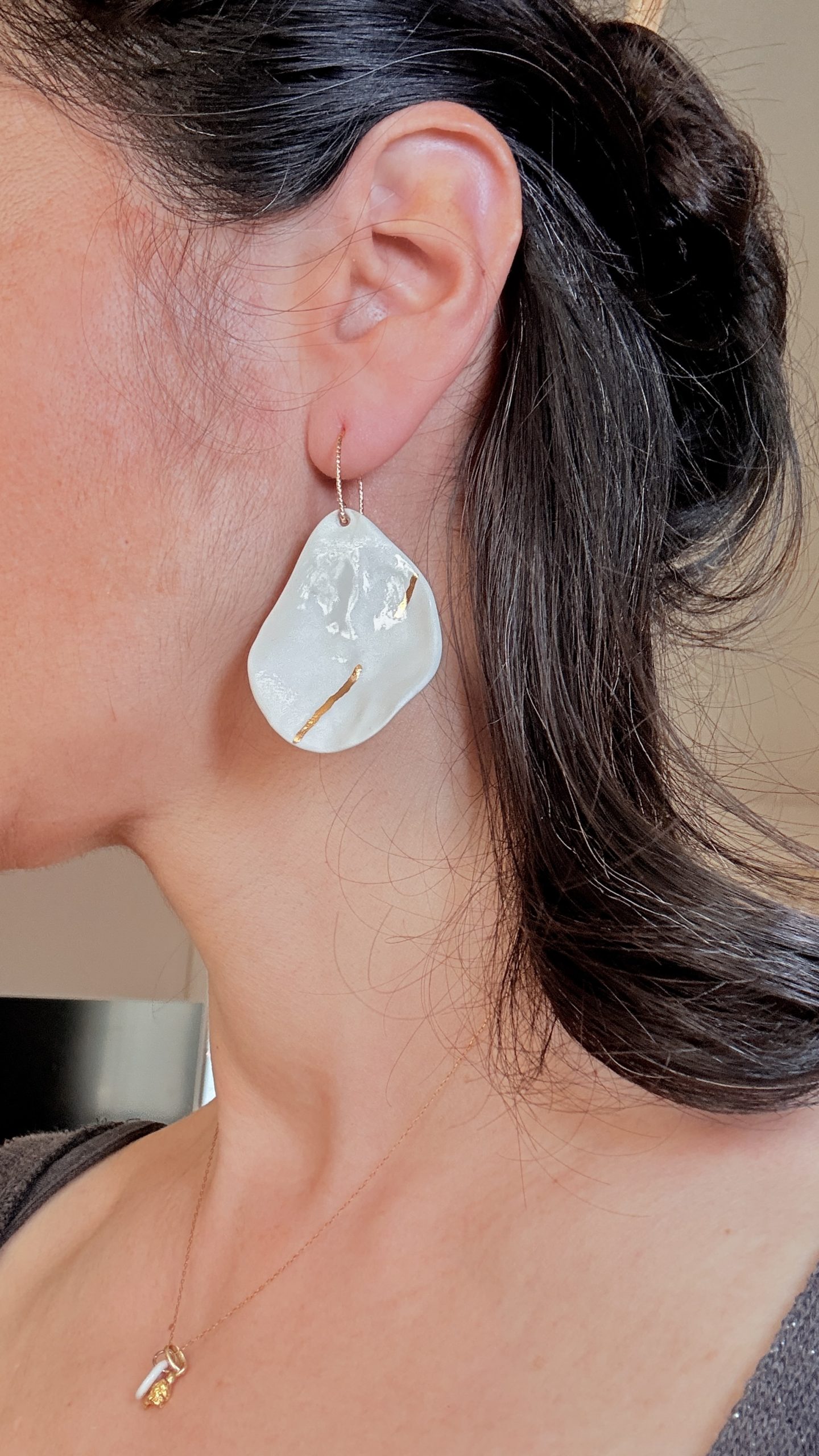 Boucles d’oreilles Nuage amoureux en porcelaine blanche – Image 5