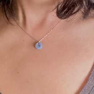 Collier petit coeur ras du cou en porcelaine bleu ciel